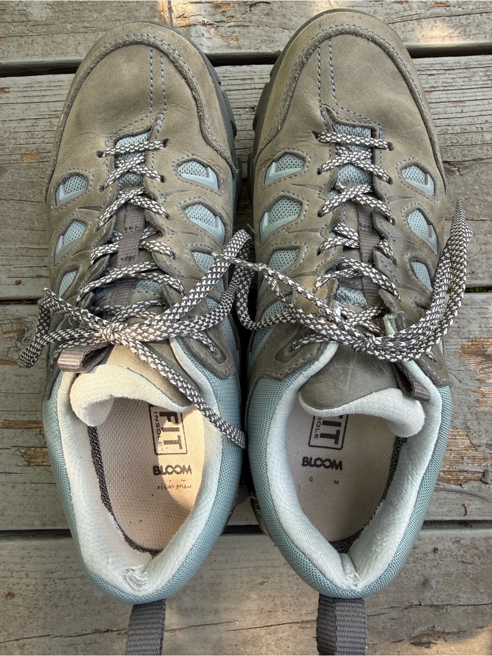 Oboz X Low Sawtooth Waterproof Hikers Women’s size 9 in Sage and Light Blue